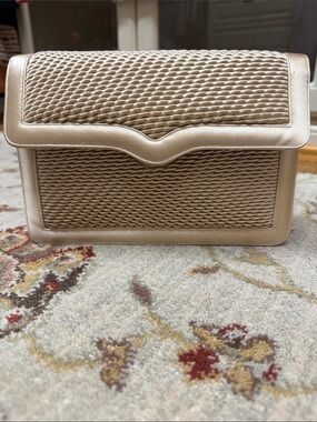 Judith Leiber Elegant Woven-Texture clutch in Champagne